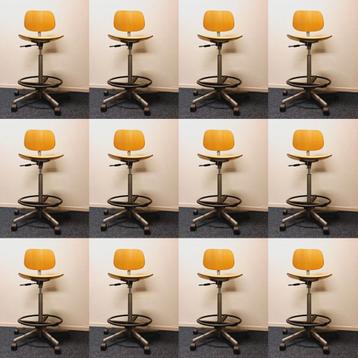 13x Hoge Houten Werkplaatsstoel / Bureaukruk (Verstelbaar) beschikbaar voor biedingen
