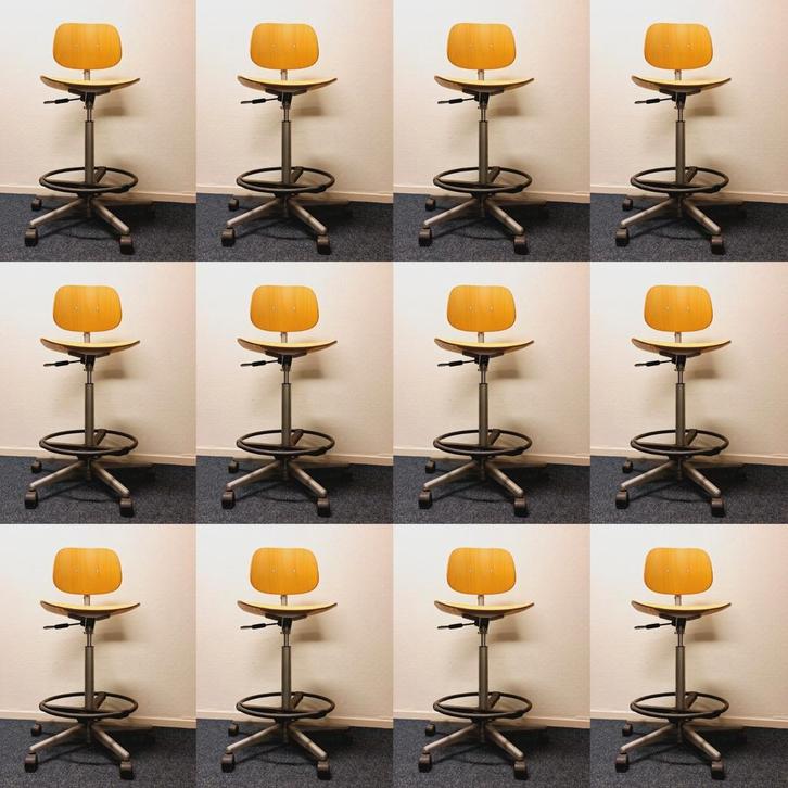 13x Hoge Houten Werkplaatsstoel / Bureaukruk (Verstelbaar), Huis en Inrichting, Krukjes, Gebruikt, Hout, In hoogte verstelbaar