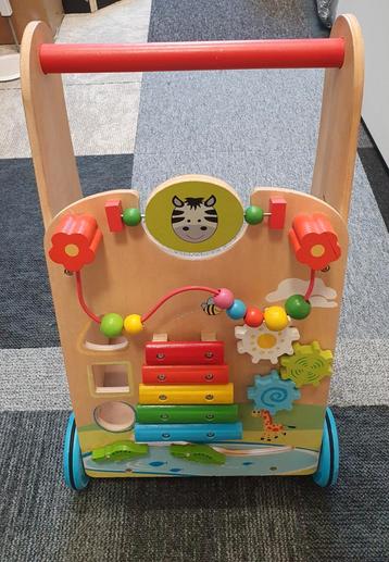 Leuke houten loopwagen beschikbaar voor biedingen
