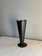 Vintage grijs metalen geschulpte rand vaas h29cm, Overige materialen, Zwart, Ophalen of Verzenden, Zo goed als nieuw