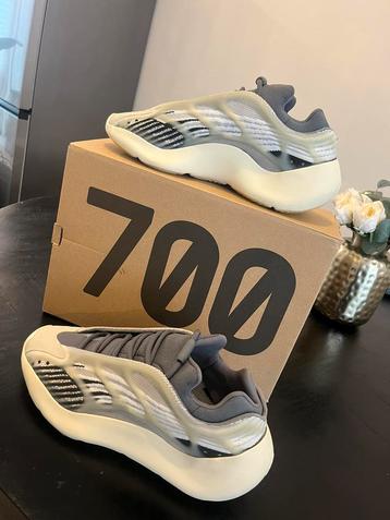 Yeezy Boost 700 V3 Fade Salt Maat 44 beschikbaar voor biedingen
