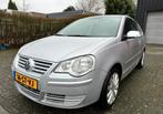 Volkswagen Polo 1.4 55KW AUT 2006 Grijs, Auto's, Origineel Nederlands, Te koop, Zilver of Grijs, 5 stoelen