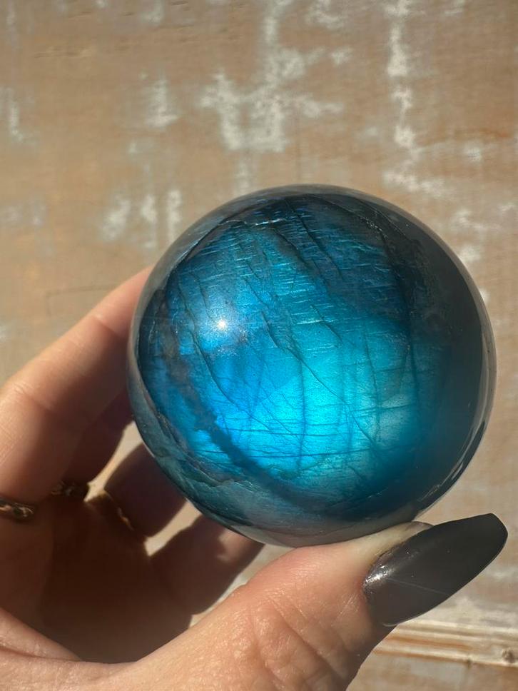 Waanzinnig mooie labradoriet sphere | uniek!, Verzamelen, Mineralen en Fossielen, Ophalen of Verzenden