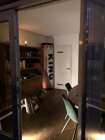 Unieke KING Pepermunt Vitrinekast beschikbaar voor biedingen