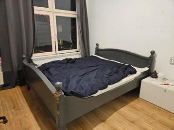 Gratis af te halen: Bed, tafel, stoel en monitor