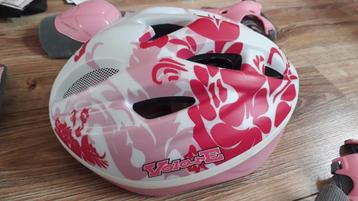 Beschermset nieuwe helm en knie/pols/elleboogbeschermers beschikbaar voor biedingen