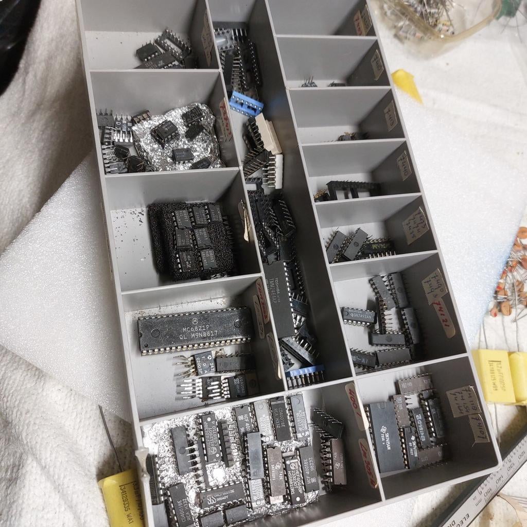 Partij oude IC's en voetjes, Ophalen of Verzenden, Gebruikt