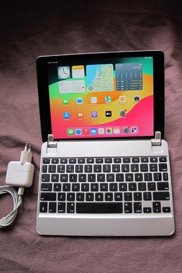 iPad 6th. gen (A1893), 32gb, met toetsenbord beschikbaar voor biedingen