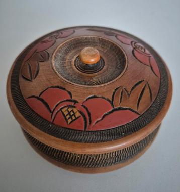Mooi 1920 Amsterdamse school dekseldoosje batik stijl.  beschikbaar voor biedingen