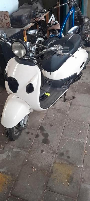 Blauwe scooter - start wel, reageert slecht op gas beschikbaar voor biedingen