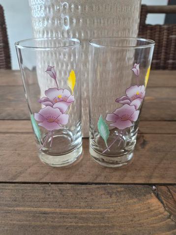 Set van 2 vintage glazen met bloemmotief beschikbaar voor biedingen