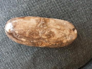 Antieke stenen amulet beschikbaar voor biedingen