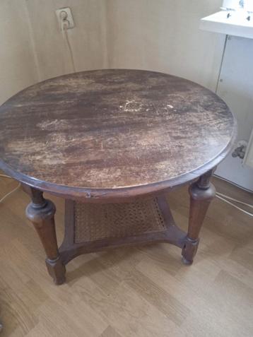 Antieke klassieke ronde bijzet tafel beschikbaar voor biedingen