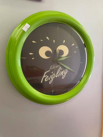 Vintage jaren 80/90 kleiner feigling groene wand klok beschikbaar voor biedingen