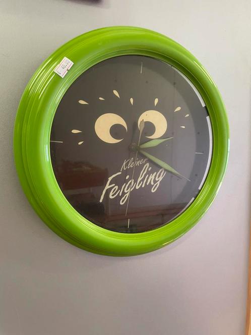 Vintage jaren 80/90 kleiner feigling groene wand klok, Huis en Inrichting, Woonaccessoires | Klokken, Zo goed als nieuw, Wandklok