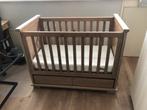 Kinderbedje masief hout ombouw naar klein ledikant, Kinderen en Baby's, Babywiegjes en Ledikanten, Ophalen of Verzenden, Zo goed als nieuw