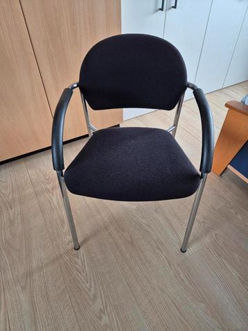 4 stuks stapel stoelen beschikbaar voor biedingen