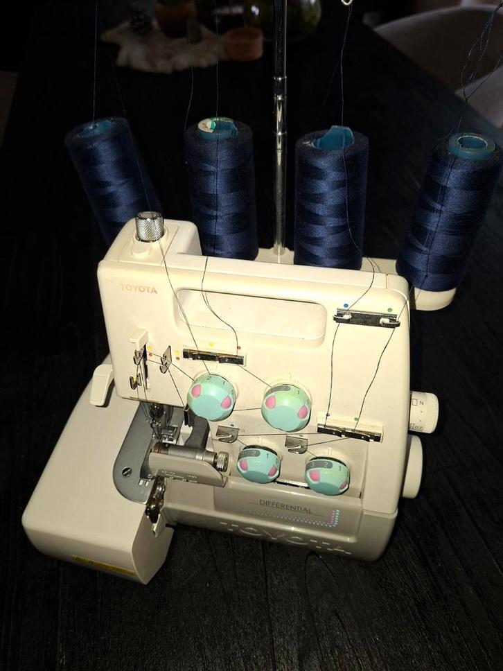 Merk:Toyota Lockmachine                   type: Differential, Hobby en Vrije tijd, Naaimachines en Toebehoren, Gebruikt, Lockmachine