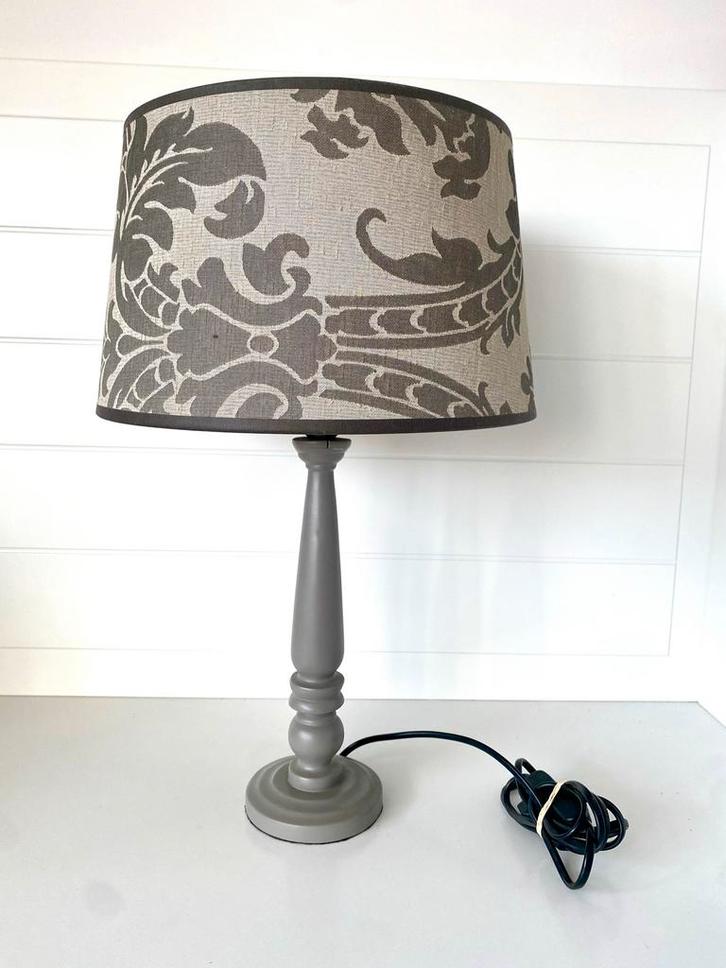 Mooie grijze tafellamp met decoratieve kap, Huis en Inrichting, Lampen | Tafellampen, Zo goed als nieuw, 50 tot 75 cm, Stof, Ophalen of Verzenden