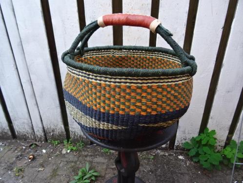 Bolgatangamand uit Ghana uniek lederen handvat handgeweven, Huis en Inrichting, Woonaccessoires | Schalen en Manden, Nieuw, Mand