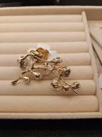 Antiek stijl bloem broche met synthetische smaragd., Info@SlatsAntiek.nl, Overige materialen, Vof Slats Antiek, Ophalen of Verzenden