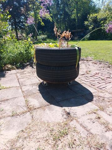 Bloemen- en plantenbak van autobanden beschikbaar voor biedingen