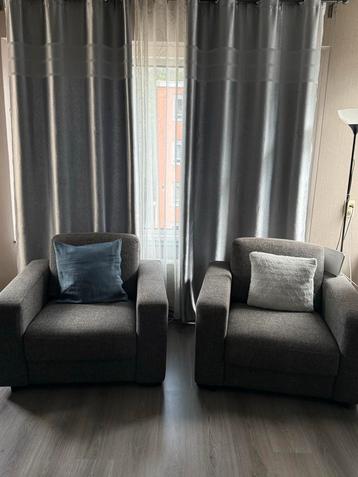 Moet nu weg! Twee grijze fauteuils beschikbaar voor biedingen