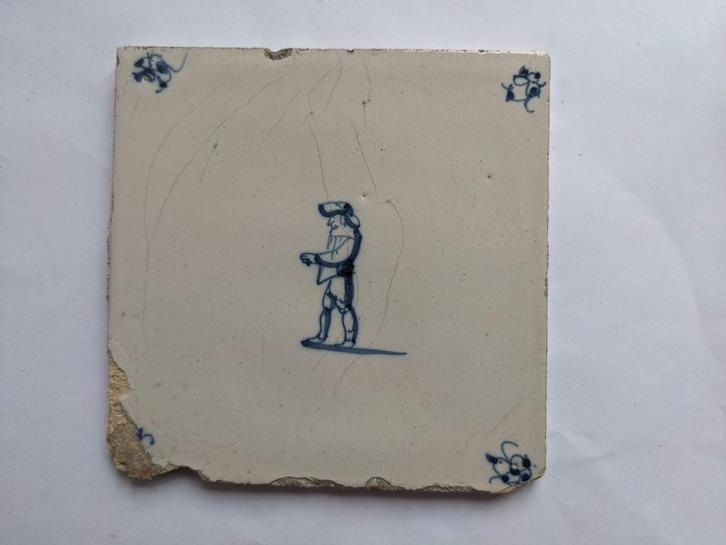 Antieke Delftse tegel 18e eeuw man met hoed in blauw wit, Antiek en Kunst, Antiek | Wandborden en Tegels, Ophalen of Verzenden