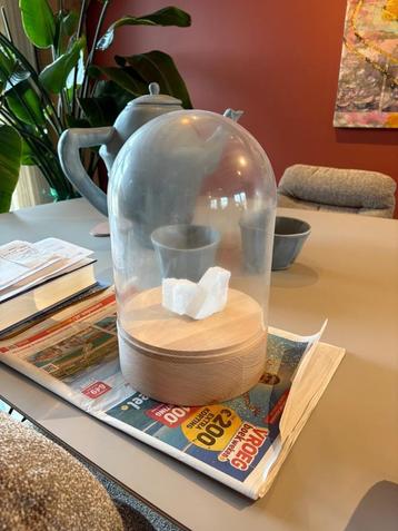Moderne urn beschikbaar voor biedingen