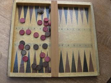 Oud Backgammon spel. Achterkant lijkt op een boek.
