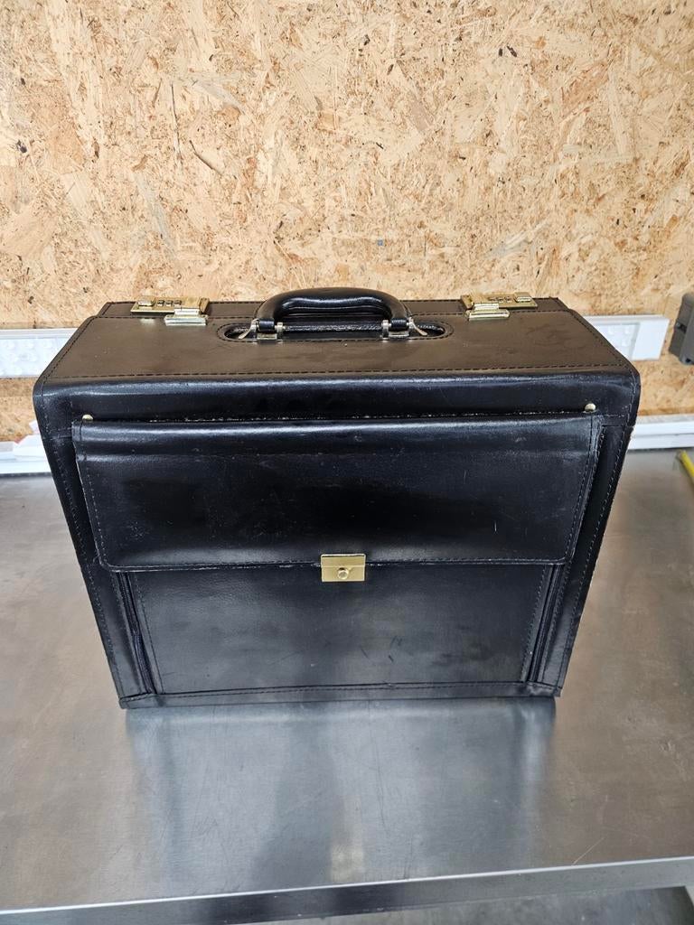 Vintage zwart lederen aktetas met gouden accenten, Sieraden, Tassen en Uiterlijk, Koffers, Gebruikt, Slot, Ophalen of Verzenden