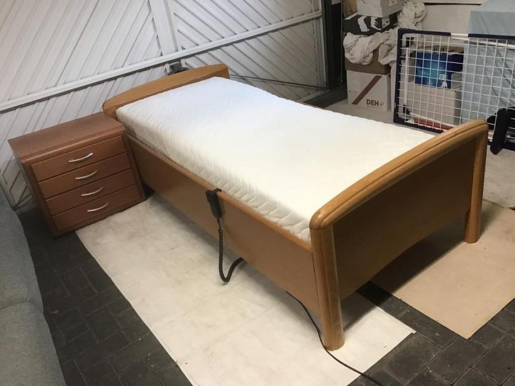 Compleet eenpersoons bed, Huis en Inrichting, Slaapkamer | Bedden, Zo goed als nieuw, Eenpersoons, 90 cm, 200 cm, Hout, Bruin