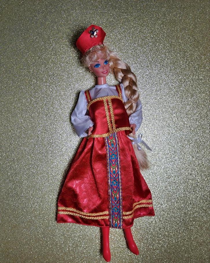Vintage Mattel Barbie DOTW Rusland 1997 met standaard, Verzamelen, Poppen, Zo goed als nieuw, Fashion Doll, Verzenden