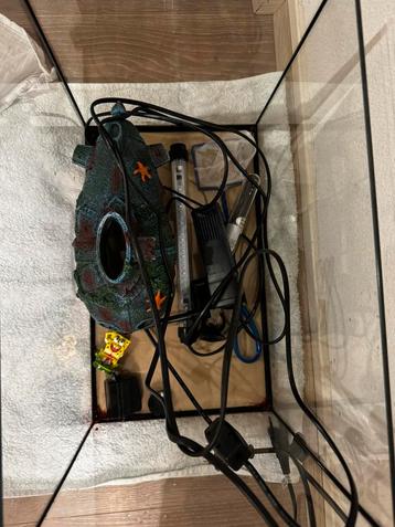 30 liter aquarium met onderdelen (zie fotos en omschrijving) beschikbaar voor biedingen
