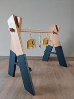 Handgemaakte babygym met okerkleurige gehaakte olifanten, Ophalen of Verzenden, Nieuw, Kraamcadeau