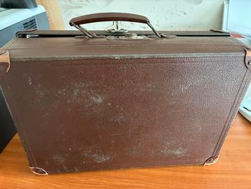 Brocante koffer beschikbaar voor biedingen