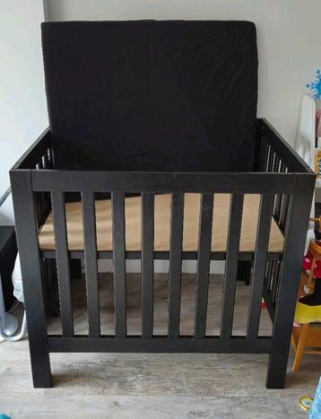 Zwarte box inclusief boxmatras  beschikbaar voor biedingen