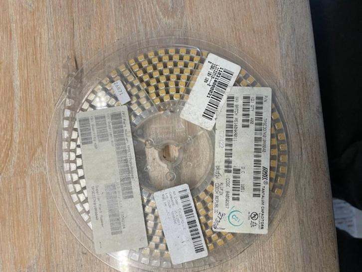 Tantaal smd condensatoren 330uF ,150uF 220uF en 100uF 10%  E, Hobby en Vrije tijd, Elektronica-componenten, Zo goed als nieuw