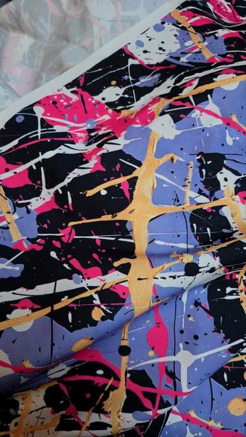 Grote lap stof met abstracte print 457x150cm beschikbaar voor biedingen