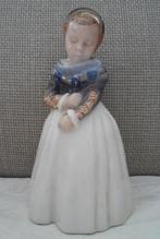 Porseleinen beeld Royal Copenhagen. "Amager Girl Standing", Ophalen of Verzenden, Zo goed als nieuw, Mens