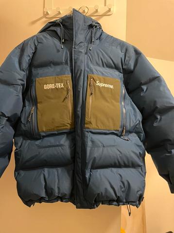 Supreme x Gore-Tex pufferjacket + gratis supreme powerbank