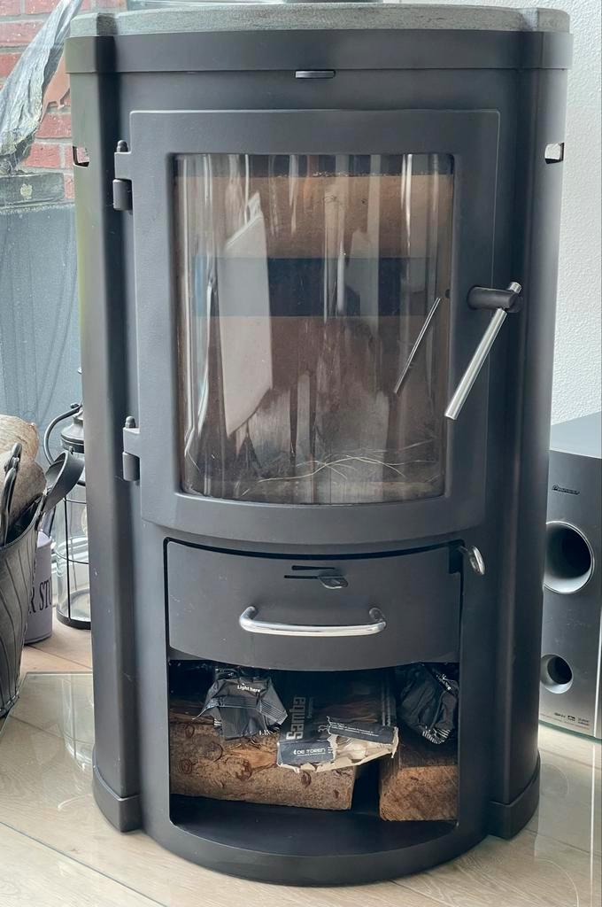 Houtkachel met glasplaat. Kleur anthraciet grijs, Huis en Inrichting, Kachels, Gebruikt, Vrijstaand, Hout, Ophalen of Verzenden