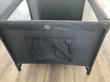 Opvouwbare box met matras en hoeslaken beschikbaar voor biedingen