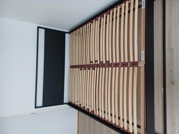 Tweepersoons bedframe met houten lattenbodem – Leen Bakker
