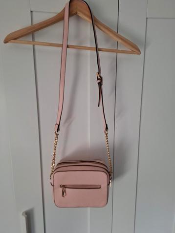 Roze Schoudertasje met Gouden Details beschikbaar voor biedingen
