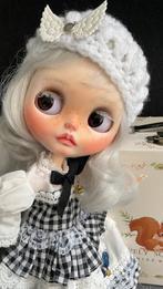 Blythe poppetje met woonkamer, Blythe doll, Verzamelen, Poppen, Ophalen of Verzenden, Nieuw, Pop