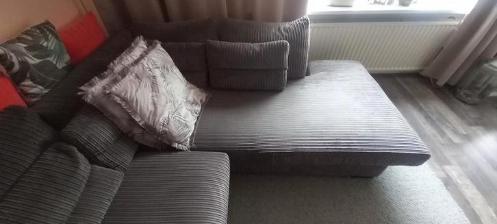 Grijze hoekbank in goede staat, Huis en Inrichting, Banken | Bankstellen, Zo goed als nieuw, Hoekbank, Vierpersoons of meer, 250 tot 300 cm
