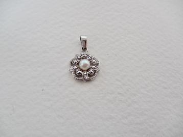 Zilverkleur hangertje mooi model met Parel en marcasiet  beschikbaar voor biedingen