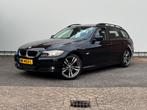 **BMW 3-Serie 2.0 318i Touring | Pano |**, Achterwielaandrijving, Zwart, Leder en Stof, Zwart