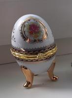 Porselein  - 2 kleine kopjes met bloemen - 1 bordje - 1 Ei, Antiek en Kunst, Antiek | Servies los, Ophalen of Verzenden